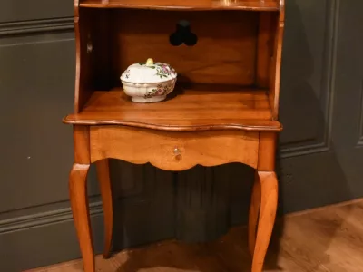 Chevet de style Louis XV en noyer