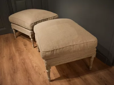 Deux tabourets de style Louis XVI