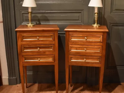 Paire de chevets de style Louis XVI en noyer