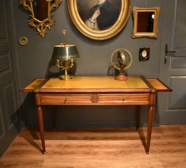 Bureau plat de style Louis XVI