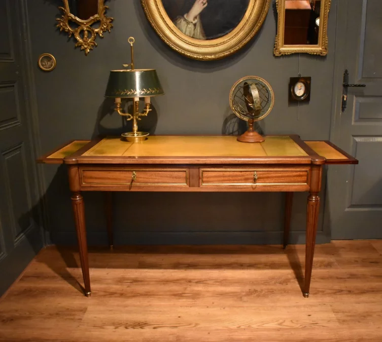 Bureau plat de style Louis XVI