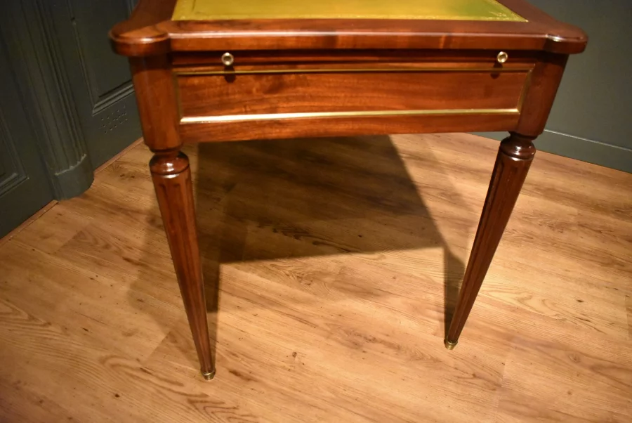 Bureau plat de style Louis XVI