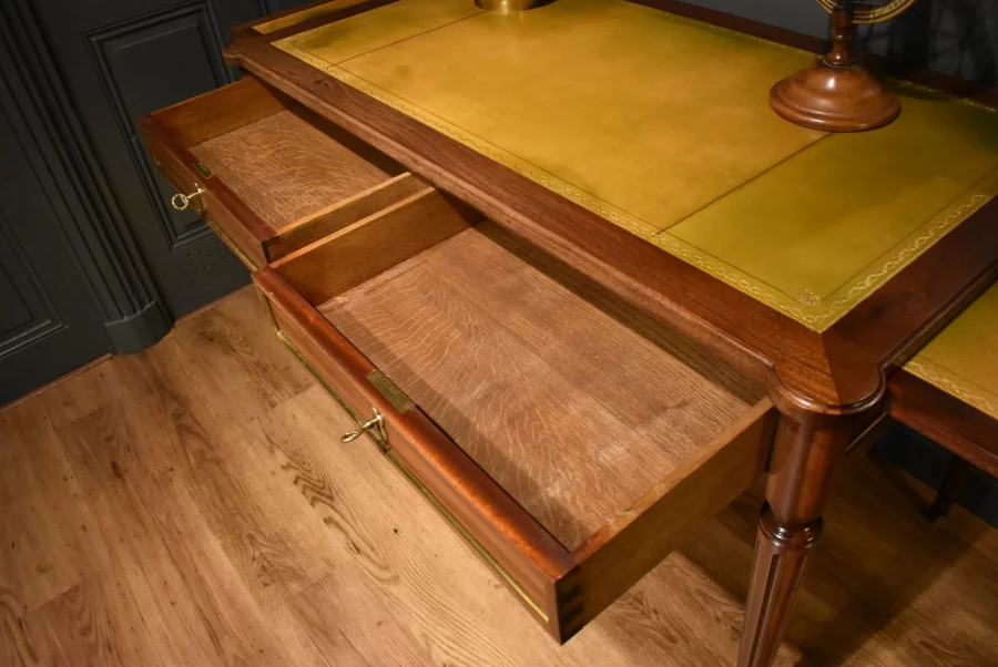 Bureau plat de style Louis XVI