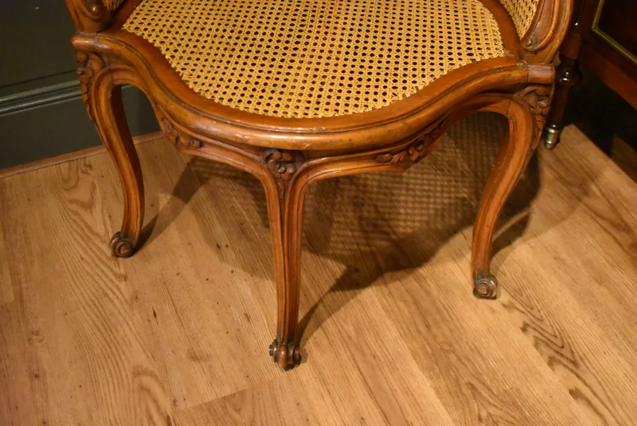 Fauteuil de bureau canné de style Louis XV