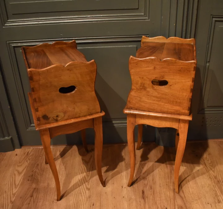 Paire de petits chevets en noyer