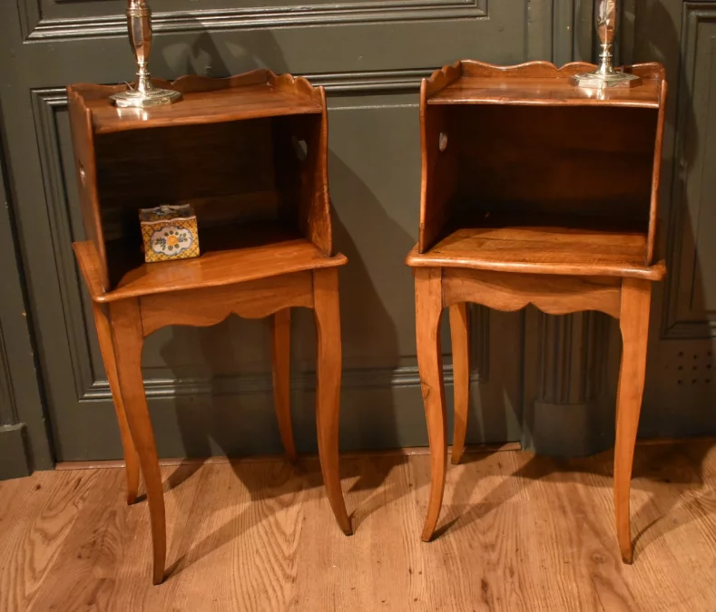 Paire de petits chevets en noyer