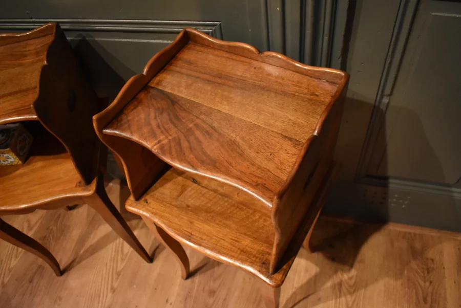 Paire de petits chevets en noyer