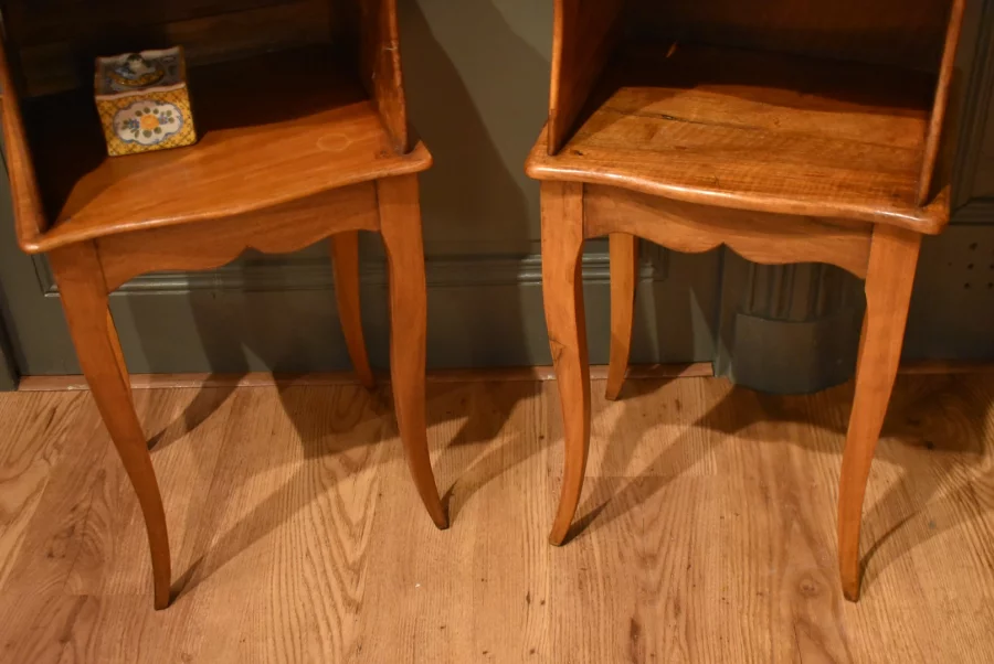 Paire de petits chevets en noyer