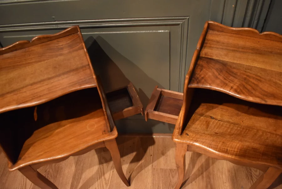 Paire de petits chevets en noyer