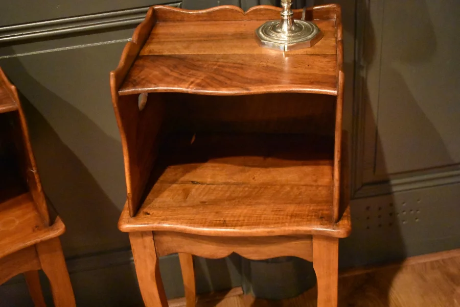 Paire de petits chevets en noyer